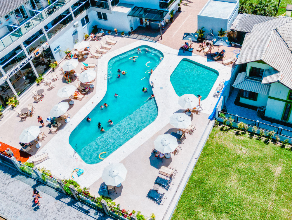 Piscina nova, dias inteiros de sol